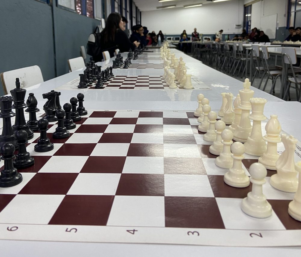 Emocionante partida simultánea de ajedrez en Boston College La Farfana
