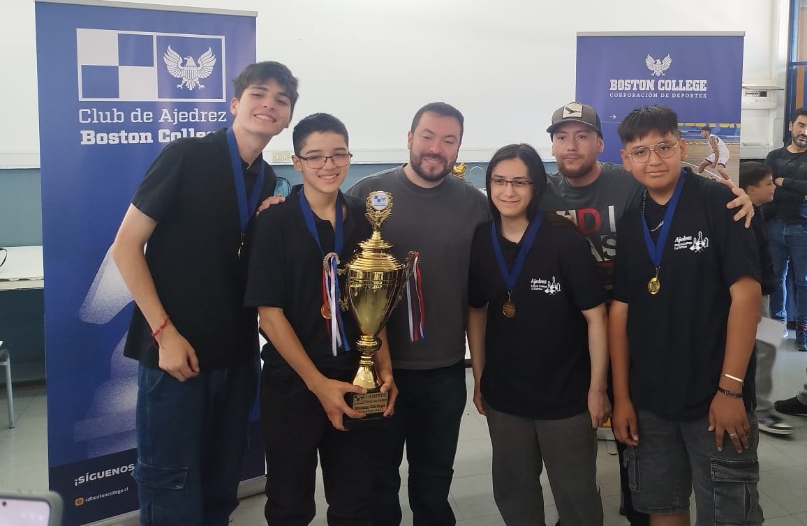 ¡Somos bicampeones de la Copa Boston College por Equipos de Ajedrez!