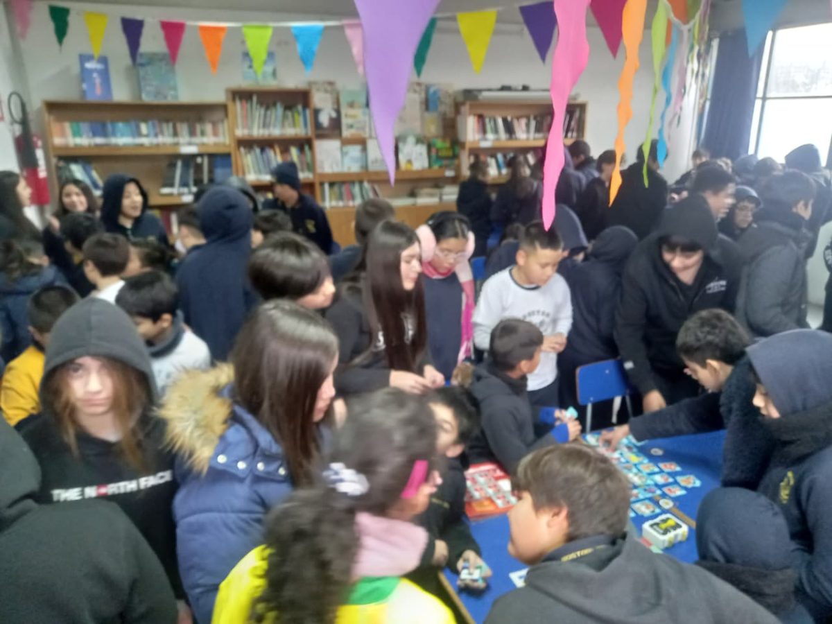 Intercambio de láminas mundialeras en el CRA